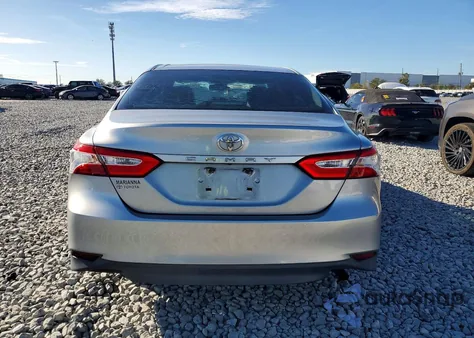 2018 Toyota Camry L z USA, uszkodzony, nr VIN 4T1B11HK6JU639880